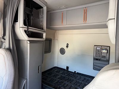 2023 Volvo VNL64T740