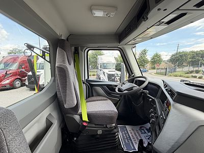 2027 Volvo VNL64T300