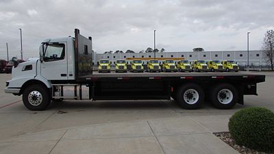 2025 Volvo VHD64B300