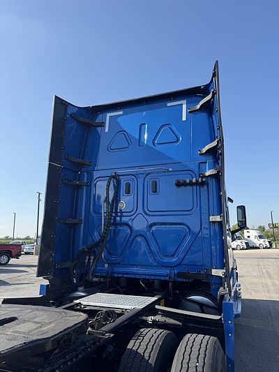 2021 Freightliner CASCADIA 126
