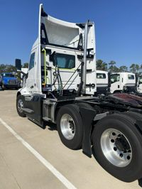 2025 Volvo VNL64T300