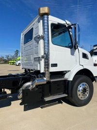 2025 Volvo VHD64B300
