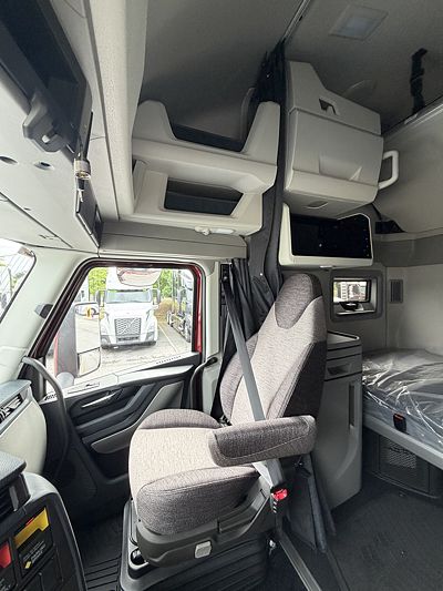 2027 Volvo VNL64T860