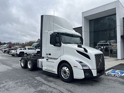 2025 Volvo VNL64T300