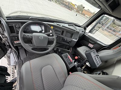 2025 Volvo VHD64F300