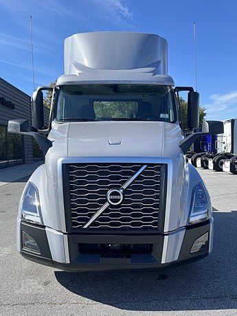 2025 Volvo VNL64T300