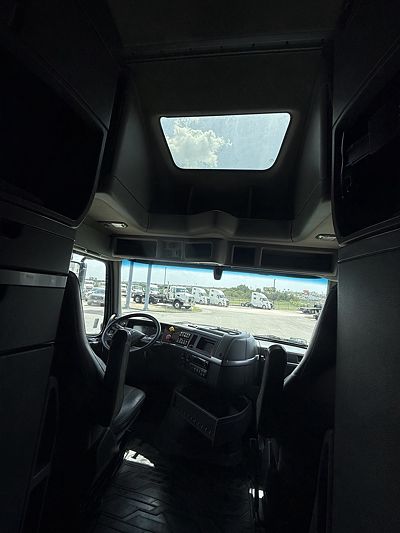 2022 Volvo VNL64T760