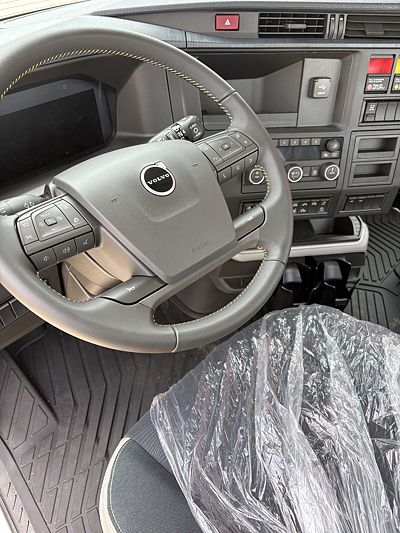 2027 Volvo VNL64T300