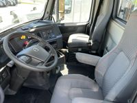 2025 Volvo VNL64T300