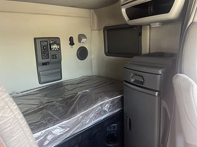2023 Volvo VNL64T740