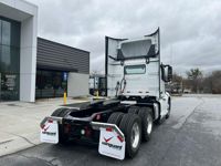 2025 Volvo VNL64T300