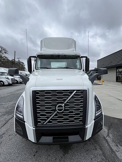 2025 Volvo VNL64T300