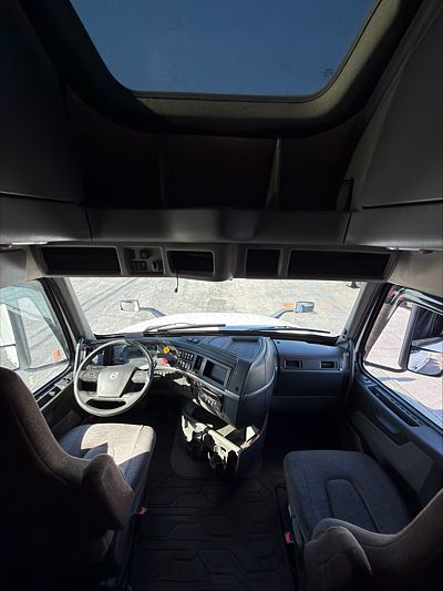 2022 Volvo VNL64T860