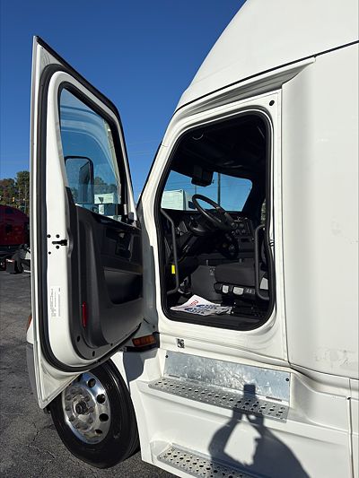 2023 Freightliner CASCADIA 126