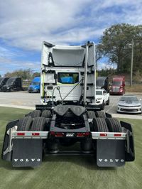 2025 Volvo VNL64T300