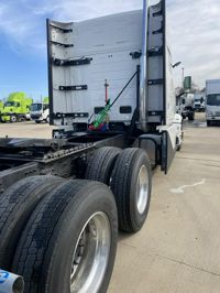 2025 Volvo VNL64T840