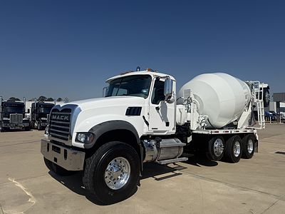 2021 Mack GR64F