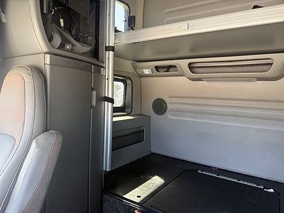 2025 Volvo VNL64T860