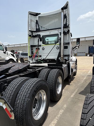 2027 Volvo VNL64T300