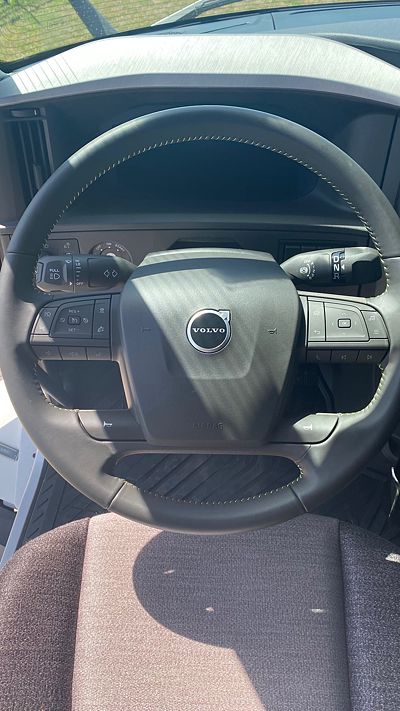 2025 Volvo VNL64T660