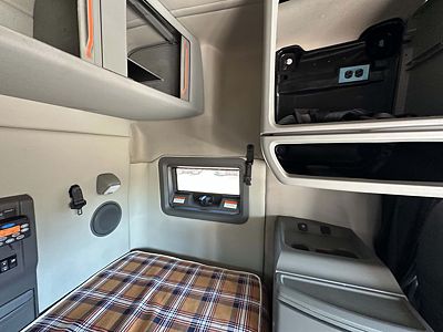 2023 Volvo VNL64T740