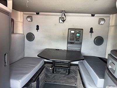 2022 Volvo VNL64T760