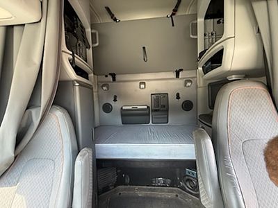2022 Volvo VNL64T760