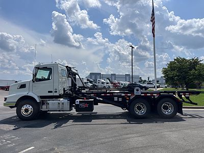 2025 Volvo VHD64B300