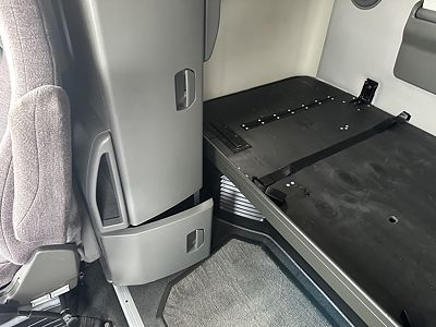 2021 Volvo VNL64T760