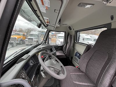 2025 Volvo VNL64T300