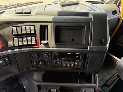 2023 Volvo VNL64T740