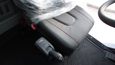 2025 Volvo VHD64B300