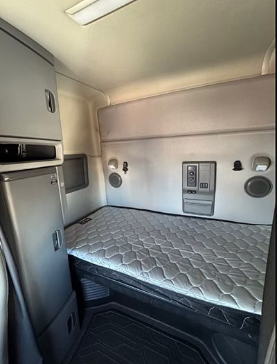 2020 Volvo VNL64T740