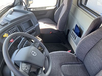 2025 Volvo VNL64T300
