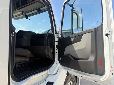 2023 Volvo VNL64T740