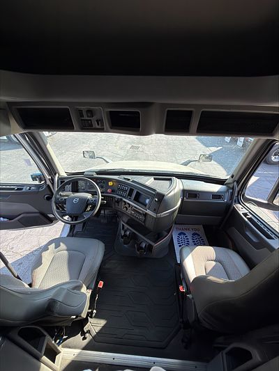 2023 Volvo VNL64T