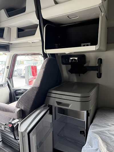 2027 Volvo VNL64T860