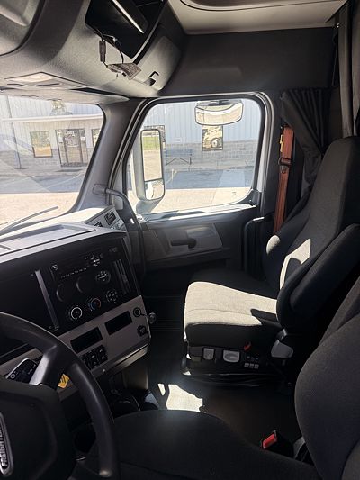 2020 Freightliner CASCADIA 126