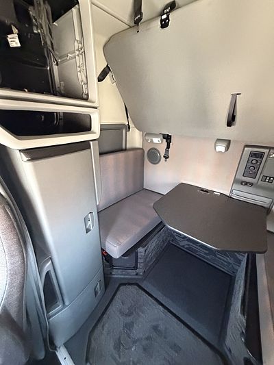 2023 Volvo VNL64T740