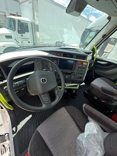 2025 Volvo VNL64T