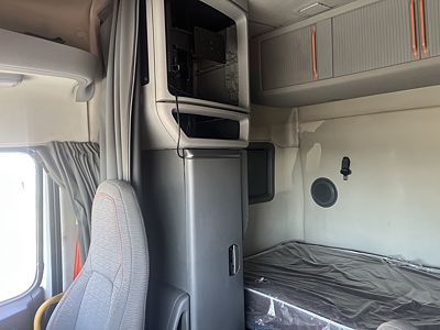 2023 Volvo VNL64T740