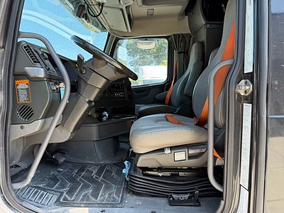 2023 Volvo VNL64T860