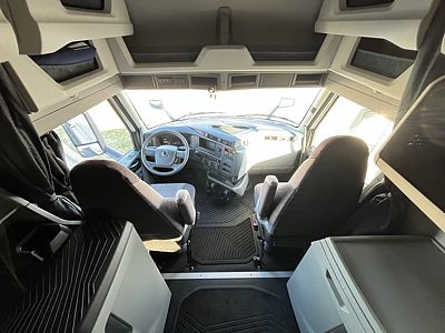 2027 Volvo VNL64T860