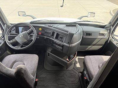 2023 Volvo VNL64T860