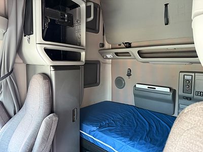 2021 Volvo VNL64T760