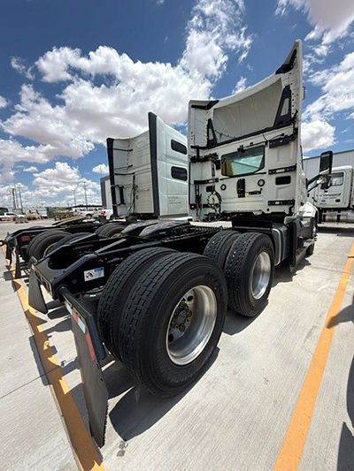 2025 Volvo VNL64T