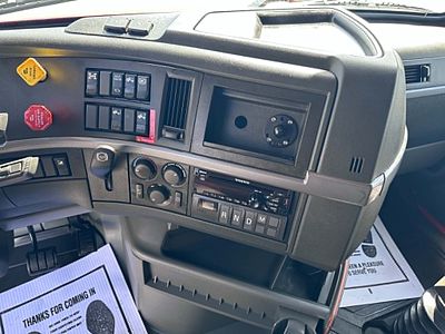 2022 Volvo VNL64T760
