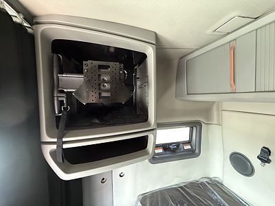 2023 Volvo VNL64T740