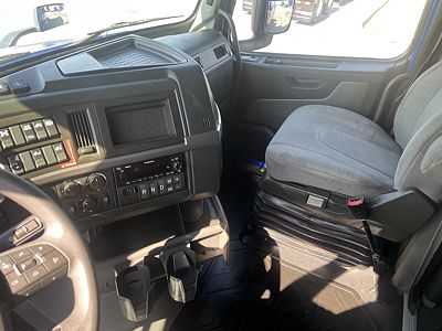 2022 Volvo VNL64T760