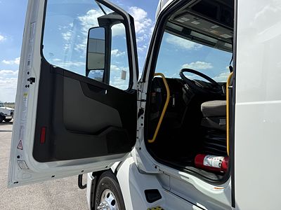 2023 Volvo VNL64T740